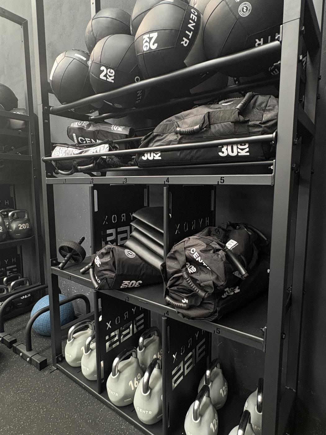 Rack con balones, sandbags de 20 y 30 kg y kettlebells oficiales